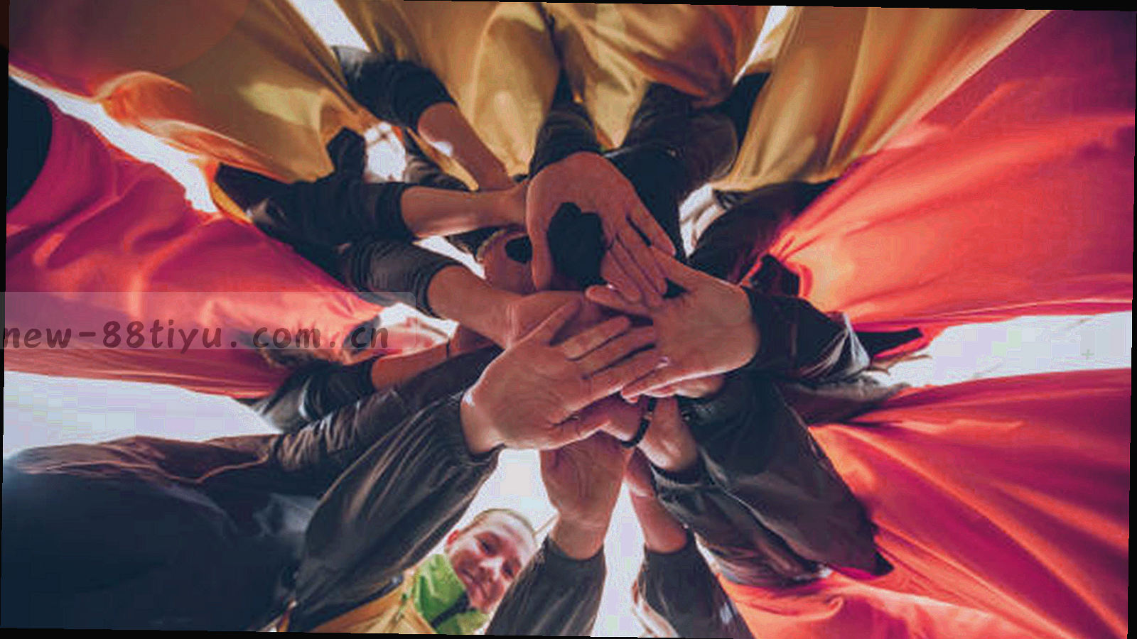 宽屏显示器斜切特写，屏幕上呈现注册步骤卡，环境为深色与青绿光